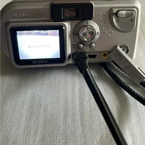 Sony Digital Camera Cybershot DSC-P9 4.0MP SilverWith Manuals